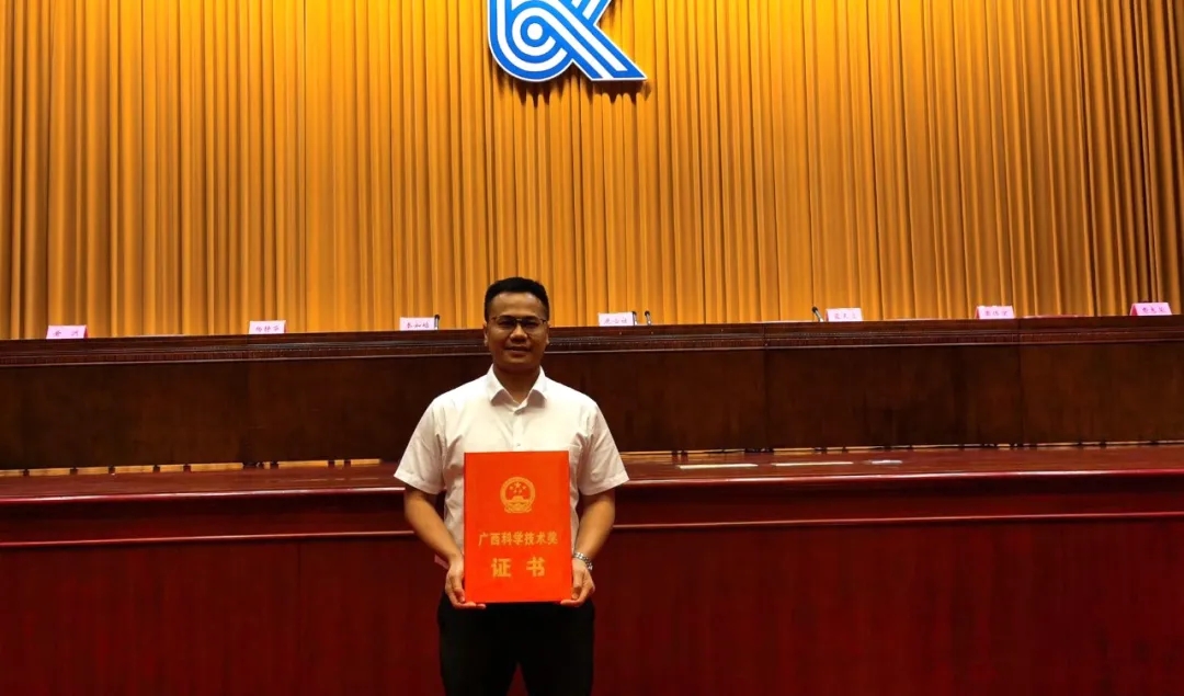 �������������¾�������ٻ������ѧ������ȡ��һ�Ƚ���